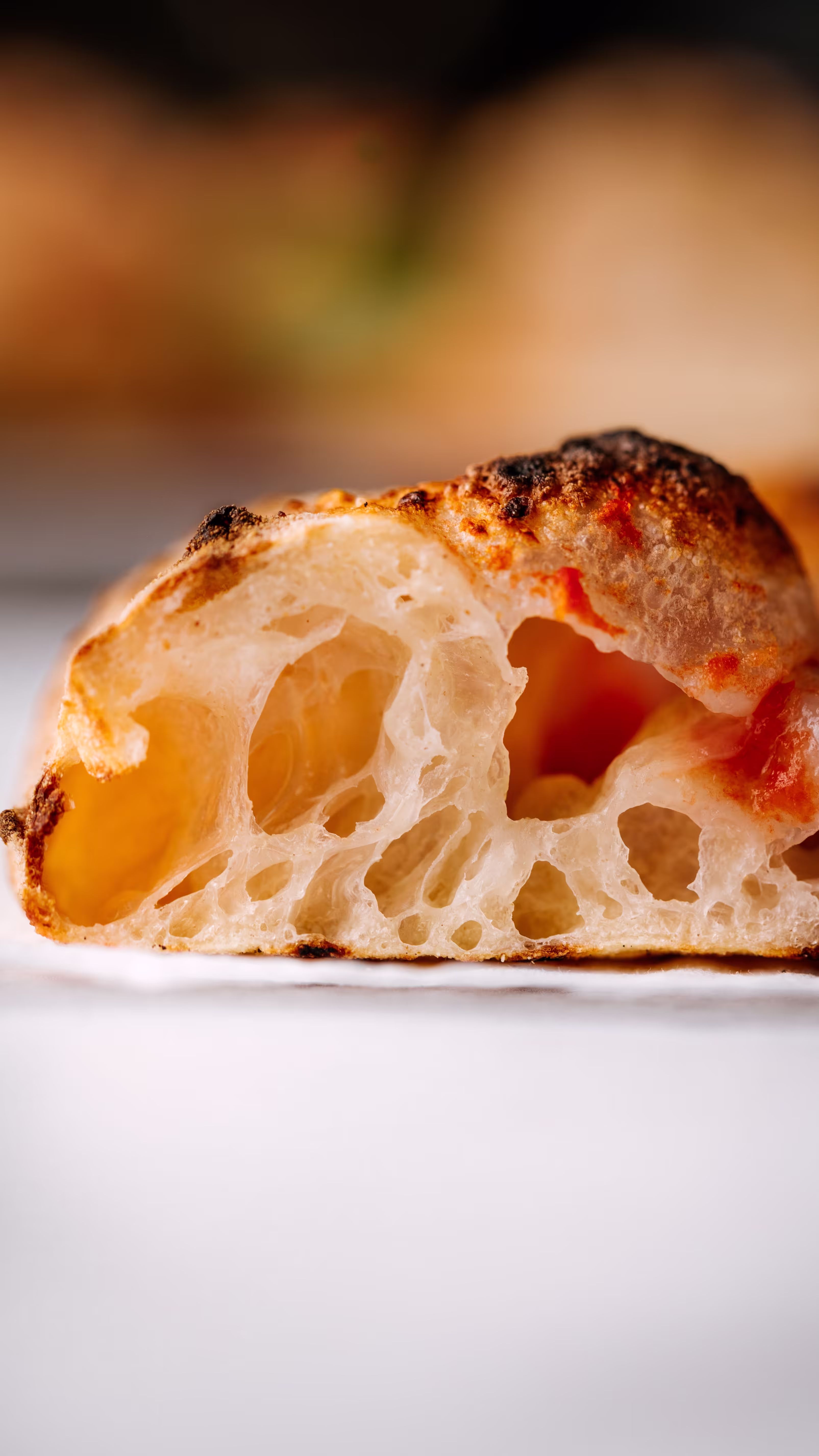 Gros plan sur une croûte de pain croustillante